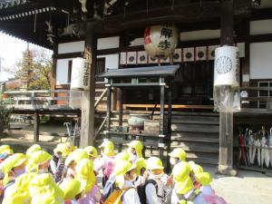 帯解寺でお参りをしています