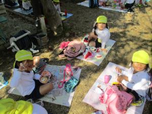 3歳　たいようぐみがお弁当を食べています