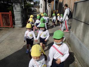 3歳児と4歳児が手をつないで歩いています