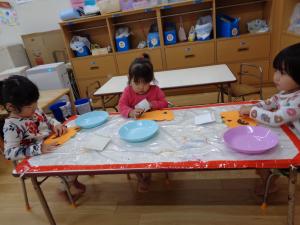 子ども達がテーブルで制作をしています。