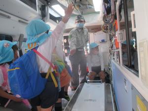 救急車の中を見せてもらっています