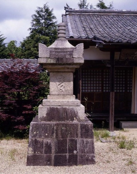 神宮寺宝篋印塔写真