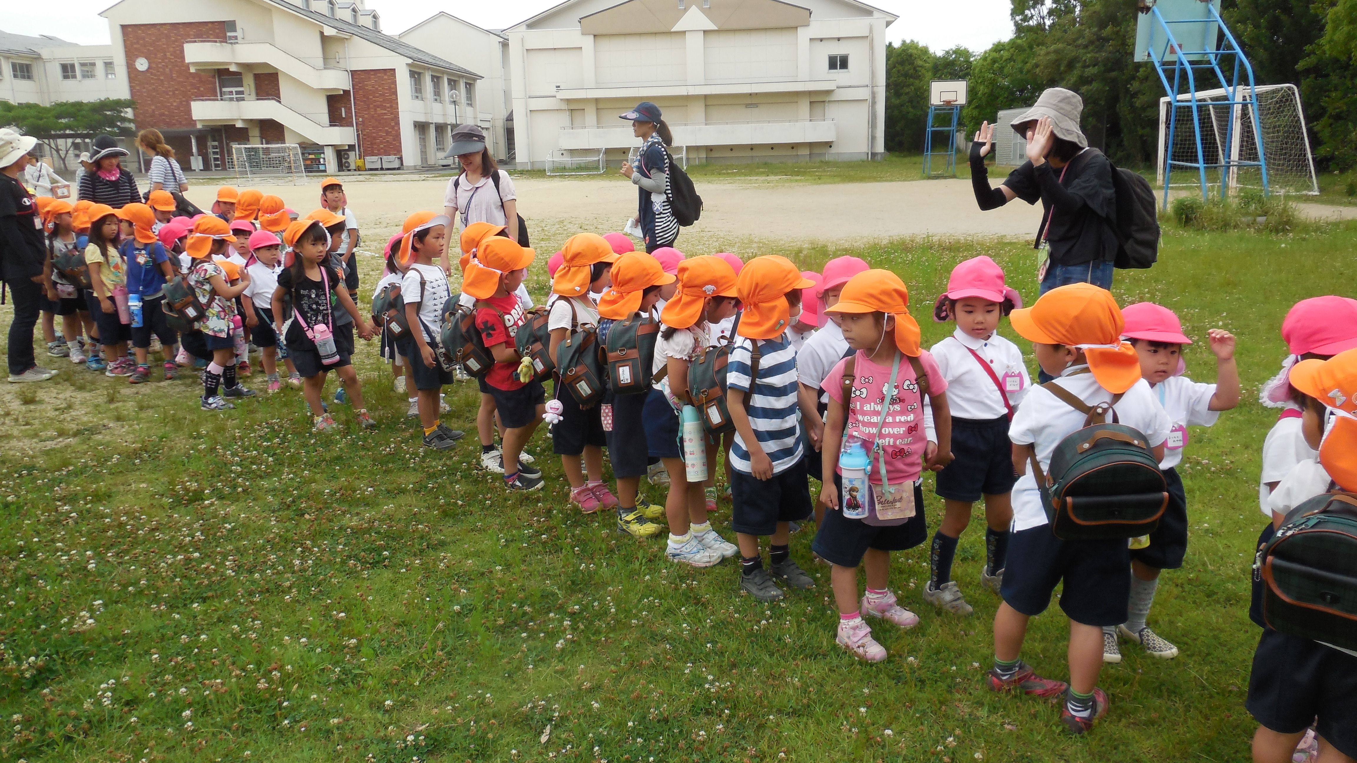 5歳児と手をつないで、歩きました