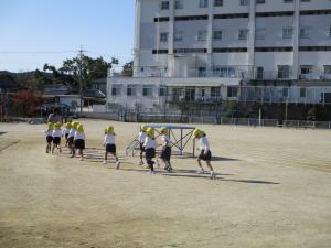 小学校の校庭を走りました
