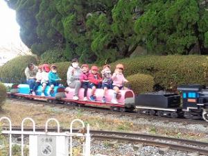 SL列車に乗る4歳児
