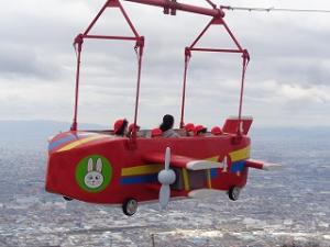 飛行塔で飛行機に乗る4歳児