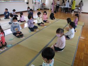 お菓子を食べる