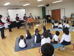 紙芝居を見ています（5歳児）
