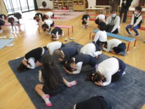 ダンゴムシに変身しています（5歳児）