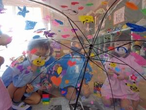 ビニール傘に好きな絵を描く5歳児