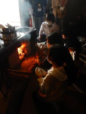 かまどで炊飯する様子