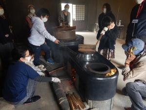 かまどでご飯を炊く様子