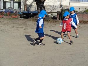 サッカー教室でボールを蹴ろうとする5歳児