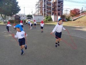 縄跳びタイムで縄跳びをする5歳児