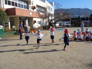 走り縄跳びで競争する園児たち