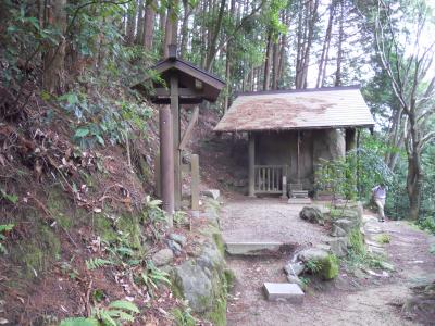 徳政碑覆屋付全景