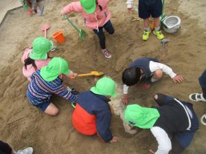 砂場で温泉掘り