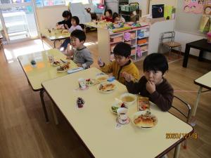 3歳児クリスマス　給食の様子