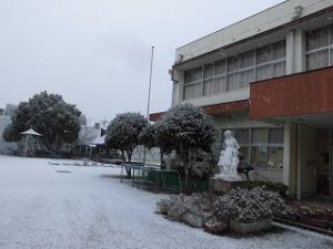 幼稚園玄関前の雪景色