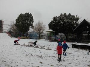 雪遊びをする園児たち