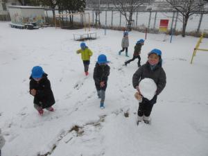 雪遊びをする子ども達