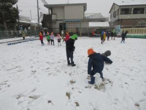 雪合戦をする子ども達