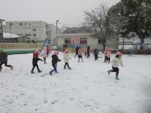 雪遊びをする子ども達