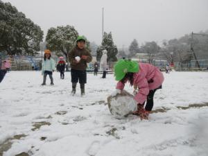 雪だるまを作っているよ