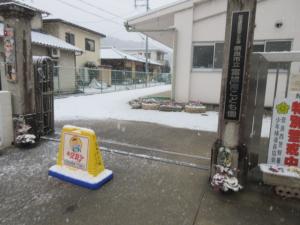 雪が降っている正門