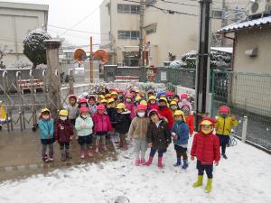 三歳児雪の中で集合写真