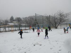 雪が降り積もる園庭