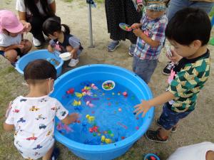 2歳児水遊びの写真