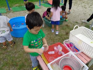 2歳児水遊びの写真