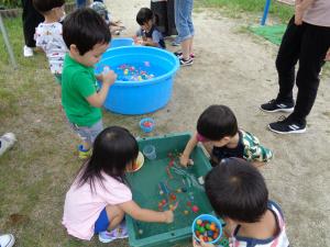 2歳児水遊びの写真