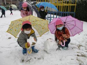 雪だるまつくってるの