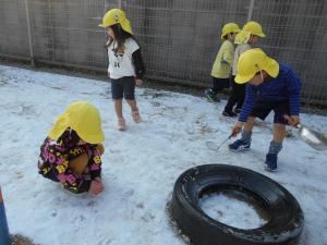 雪を集めている3歳児の姿