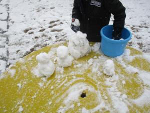 雪だるま作っている写真