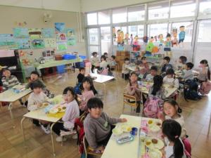 給食を食べる子ども達