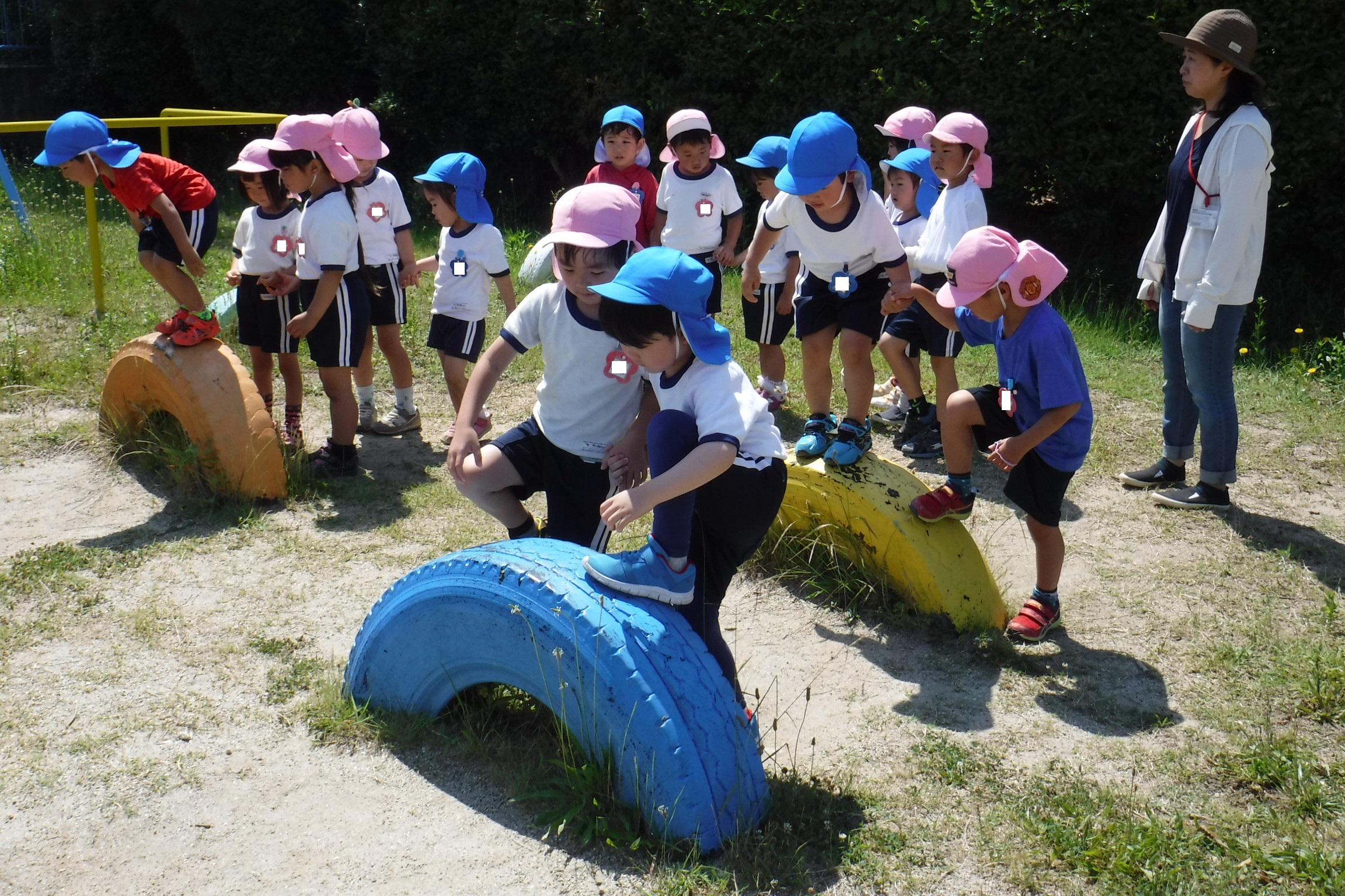 3歳児・5歳児　園外保育（小学校運動場へ）の画像2