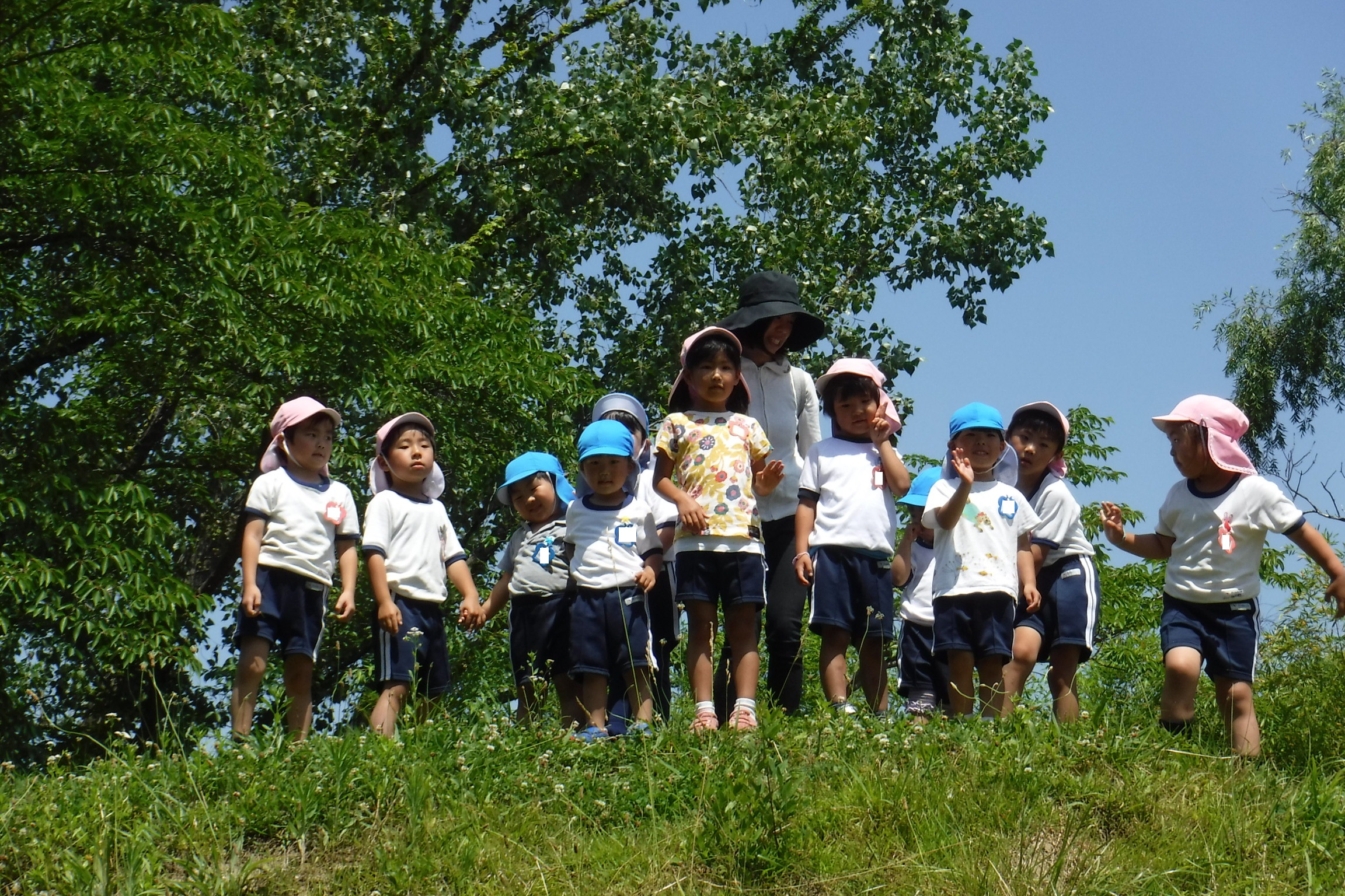 3歳児・5歳児　園外保育（小学校運動場へ）の画像3