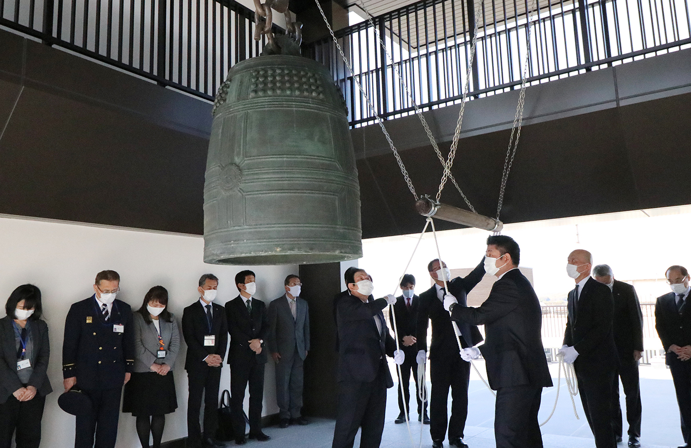 東日本大震災慰霊のための平和の鐘撞鐘