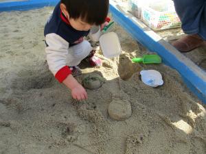 1歳児園庭遊び砂場