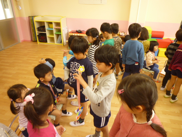 5歳児が3歳児みかん組のお友達にプレゼントをしました。