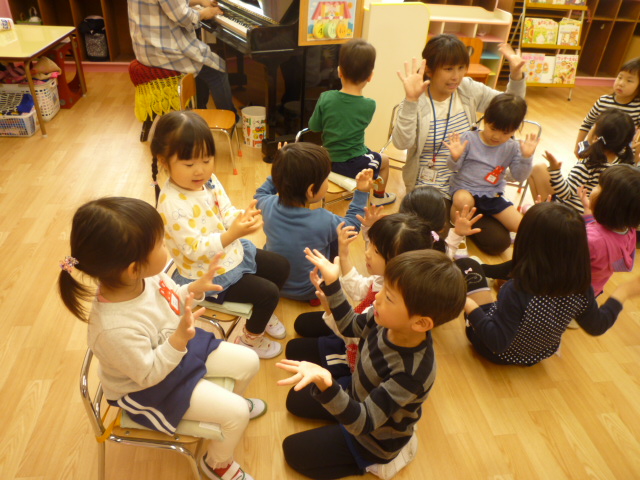 5歳児が3歳児いちご組のお友達と一緒に手遊びをしました