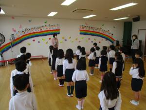 園長先生の話を聞いています。（5歳児）