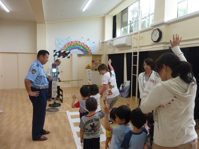 交通安全教室　横断歩道や信号の渡り方を教えてもらったよ