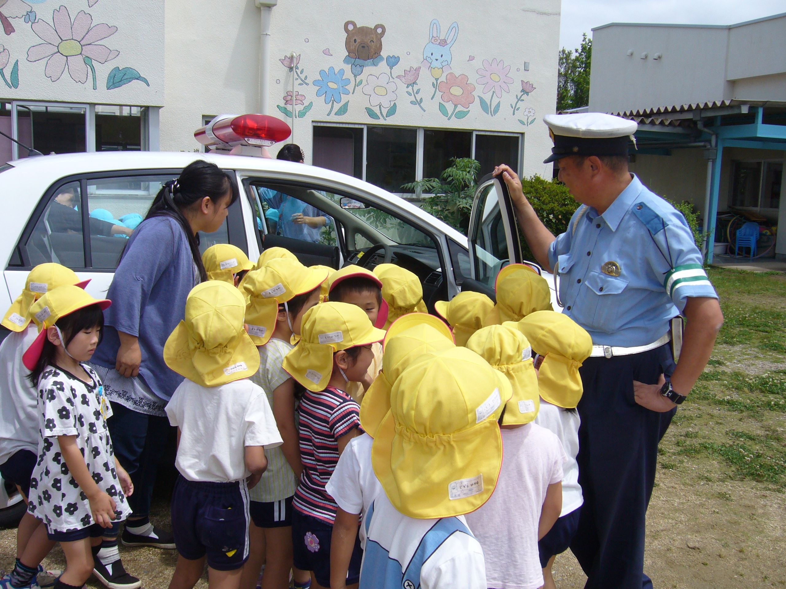 交通安全教室　5歳児　パトカーの中も見せてもらいました　