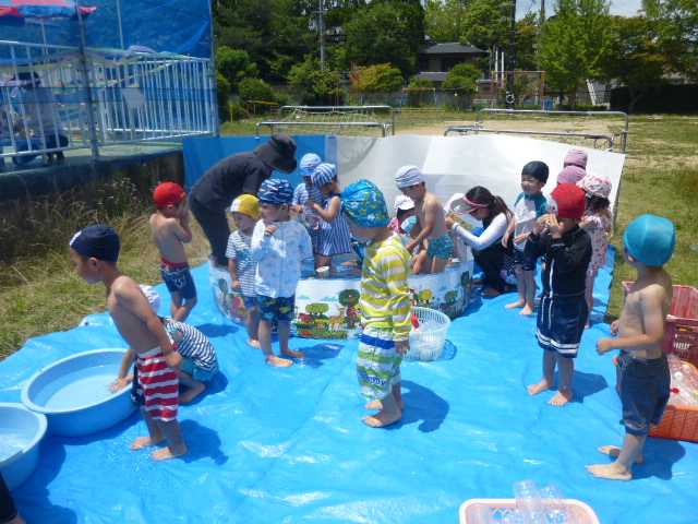 3歳児プール遊び　気持ちいいね