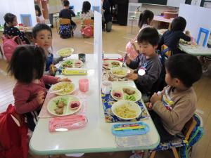 初めての給食を食べています。