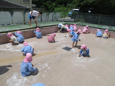 プールそうじ　(6月13日(水曜日)の画像1